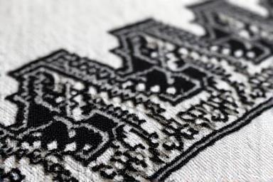 精緻な幾何学模様が施されたブラックワーク刺繍のサンプル