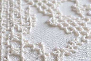 カットワークとサテンステッチが組み合わされたノルウェーのハーダンガー刺繍