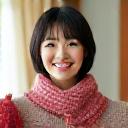 笑顔で編み物をする親子